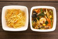 12種の具沢山の醤油餡をパリっとした麺にからめてお召し上がりください。

【アレルギー性食品について】
卵・小麦・海老・イカ・ごま・大豆・鶏肉・豚肉