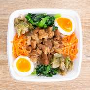 豚バラ肉を甘辛いタレでとろっとろに煮込んで白飯にかけた、八角のスパイス香る台湾定番の屋台めし！

■本製品に含まれるアレルギー物質
小麦・卵・牛肉・ごま・大豆・豚肉・ゼラチン