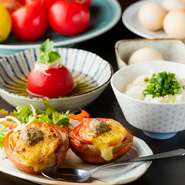 料理人が現地に足を運んで、美味しい食材を徹底リサーチ。トマトは静岡産、玉子と玉ねぎは淡路島産など、品質にこだわった食材が使用されています。素材の良さをストレートに味わえる、シンプルな料理が絶品。