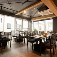 高い天井と大きな窓が印象的な店内は、スタイリッシュなディスプレイが施された和モダン空間。夜はダウンライトがロマンティックな雰囲気を演出してくれます。おしゃれに食事を楽しみたいときにおすすめ。
