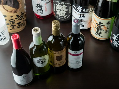 試飲会でじっくりと味を確かめ、料理と相性のよいワインを厳選