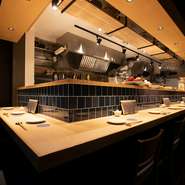 ゆったりとしたカウンター席は、お一人様の特等席。目の前で繰り広げられる料理人のパフォーマンスを楽しんだり、料理に合うおすすめのお酒をスタッフに尋ねたり、気ままに食事を楽しむことができます。