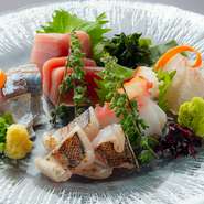 全国の漁港から直送される鮮魚の中から、料理人が確かな目で選んだ五種を盛り合わせに。それぞれに味わいや食感が異なるお造りを、バランスと彩りにこだわって提供してくれます。料理によく合う日本酒とともに。