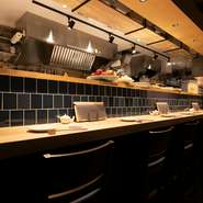 臨場感溢れる調理風景が見られるカウンター席があり、舌だけではなく目でも楽しめるつくりになっています。距離が近いので、手さばきに見とれながらも料理人との会話が楽しめるのが嬉しいところ。