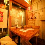 天井からぶら下がる提灯が、アジアの屋台を彷彿とさせる独特の空間。まるで異国に訪れたかのような気分に浸れます。久しぶりに会う友人との食事や、“近況報告を兼ねた女子会”も盛り上がりそうです。
