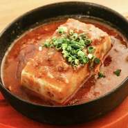 鉄鍋でグツグツ煮込んだ中華料理。ピリ辛～超激辛まで好みの辛さを選べるので、2つ以上注文して食べ比べるのがおすすめなのだとか。山椒のスパイシーな香りとしびれるような風味がクセになりそうな一品です。