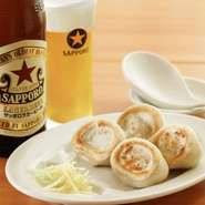 瓶ビールと餃包が楽しめるお得なセット。口の中にじゅわ～っと広がる肉汁を、キンキンに冷えた炭酸で流し込む至福のひと時……。仕事が終わったあと、一杯だけ飲みたい時などにぴったりのメニューです。