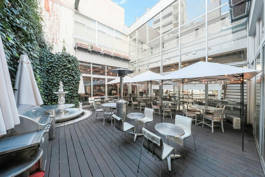 原宿・表参道とは思えない広々とした気持ちの良いテラス!