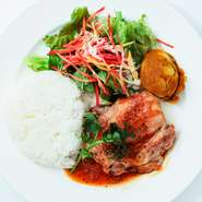 メインディッシュは、本日の肉料理、パスタ、2色の相がけカレー、サラダプレート、魚料理（パン・ライス）1,400円、から選ぶことができます。※土日祝1,500円