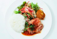 メインディッシュは、本日の肉料理、パスタ、2色の相がけカレー、サラダプレート、魚料理(パン・ライス)1,400円、から選ぶことができます。※土日祝1,500円