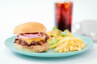 和牛 100%パテにたっぷりチーズ手作りバンズとの相性抜群!!
和牛 100%の粗挽きパテとたっぷりのチェダーチーズ
全粒粉を使用した手作りバンズとの相性をぜひお試しください!!