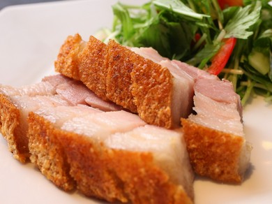 香港セレブに人気のヒトサラ！　『皮つき豚ばら肉のサクサク焼き』