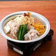 この時期に食べたい！！和牛モツ・北海道みそをたっぷり使用したもつ鍋。1人前からご用意可能なので、少人数でのお食事にも最適です！