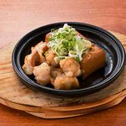 当店の名物肉豆富。じっくり煮込まれた豆富は絶品です！！煮豆富はおかわりも！お酒が進むこと間違いなし！