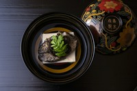 ※おまかせコースと料理内容は全て異なります。
　食材のグレードを上げてのご提供となります。

【一例】
・八寸
・お椀
・向付
・煮物
・焼物
・強肴
・逸品
・御飯
・香の物
・留椀
・デザート
