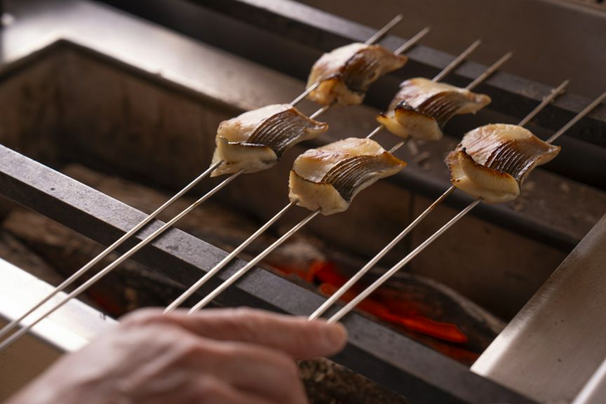 カウンターから炭焼きを見ていただけます。