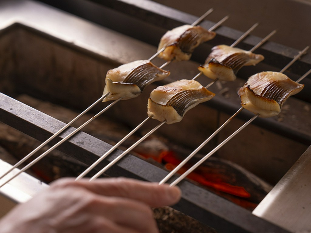 カウンターから炭焼きを見ていただけます。