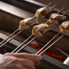 カウンターから炭焼きを見ていただけます。