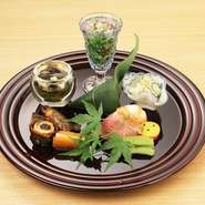 季節に応じて提供する前菜は、四季折々の食材を使い五感でお楽しみいただけます。