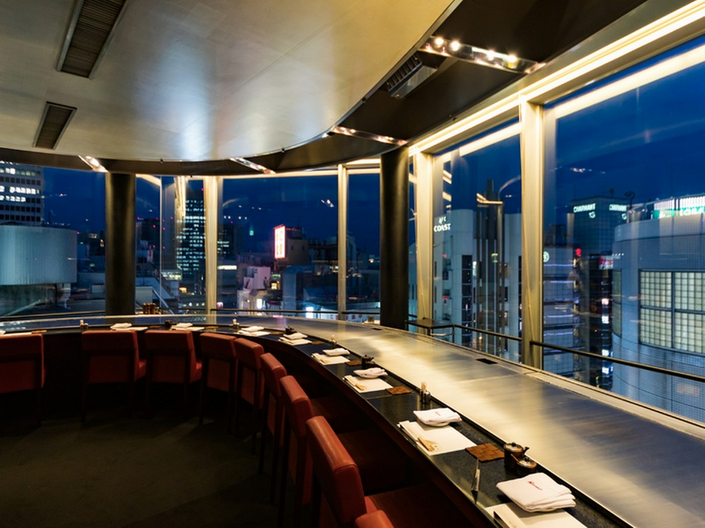 窓の外に広がる夜景を望みながら、ふたりで食事を楽しむ