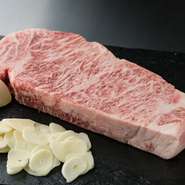 【みその】では、肉の味がしっかり楽しめるA4サーロインをおすすめしています。そのため、味付けは塩・コショウのみ。「神戸牛」そのものを楽しんでいただけるように、余分な味をつけずに提供されています。