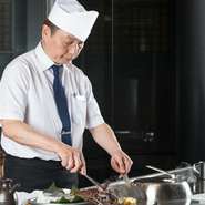【みその】には、マニュアルが一切ありません。それは、食事の用途に合わせ、またゲストのペースを崩さないようにするため。一人ひとりと向き合うようなおもてなしが行われます。
