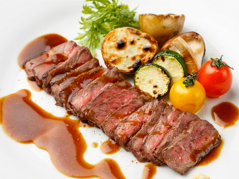 素材の魅力を引き出す、新たな炭火焼料理が魅力