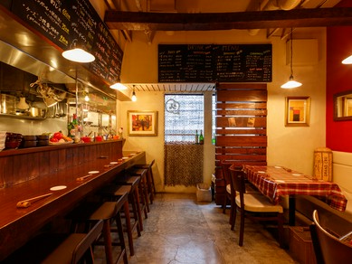 カウンター6席、テーブル10席の落ち着けるダイニングルーム