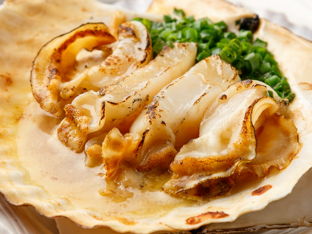 野菜も魚介も。季節ごとに楽しみな『本日の炭火焼き』