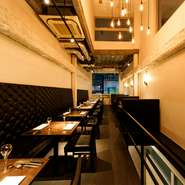 「正統派ステーキ」を味わえる隠れ家的なレストラン。東銀座・歌舞伎座の裏手という便利な立地ながら“あり得ないコスパ”の良さが自慢のコースと飲み放題をセットにして、心行くまで堪能できます。