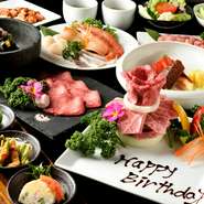 街の煌めきに包まれるような窓側の特等席で、誕生日や記念日を華やかに演出する『スペシャルバースデープラン』。黒毛和牛の肉ケーキにメッセージを添えた「アニバーサリープレート」は驚きの一皿です。