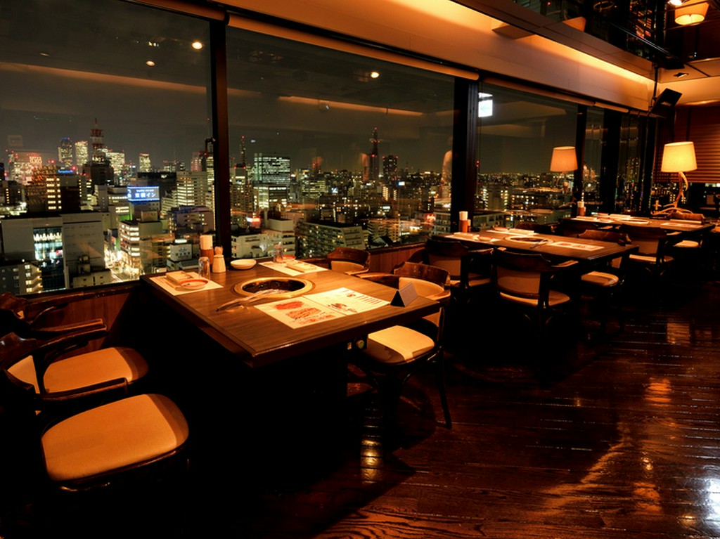 眼下には美しく広がる夜景。地上80メートルのパノラマ美食空間