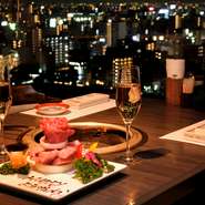 新栄雲竜フレックスビル21～23階のパノラマ美食空間。
地上８０メートルのパノラマ夜景が楽しめる天空の円卓やパノラマビューシート完備。
名古屋の夜景をクルージングできます。