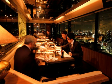 天空に浮かび上がるような円卓席や、30名まで収容可能な完全個室