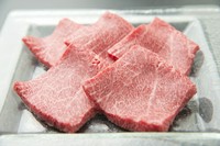 霜降りの甘さと赤身の旨みが同時に味わえます。