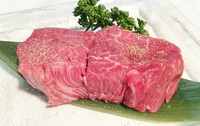 ヒレ肉の中でも更に肉質の良い中央部に位置する赤身の王様。脂肪が少ない赤身であるにも関わらず非常に柔らかく、肉の旨味を堪能できます。その時に状態のよい産地の肉を厳選仕入れ。好みの焼き加減で食べられます。