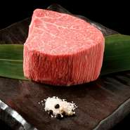 ヒレ肉の中でも更に肉質の良い中央部に位置する赤身の王様。脂肪が少ない赤身であるにも関わらず非常に柔らかく、肉の旨味を堪能できます。その時に状態のよい産地の肉を厳選仕入れ。好みの焼き加減で食べられます。