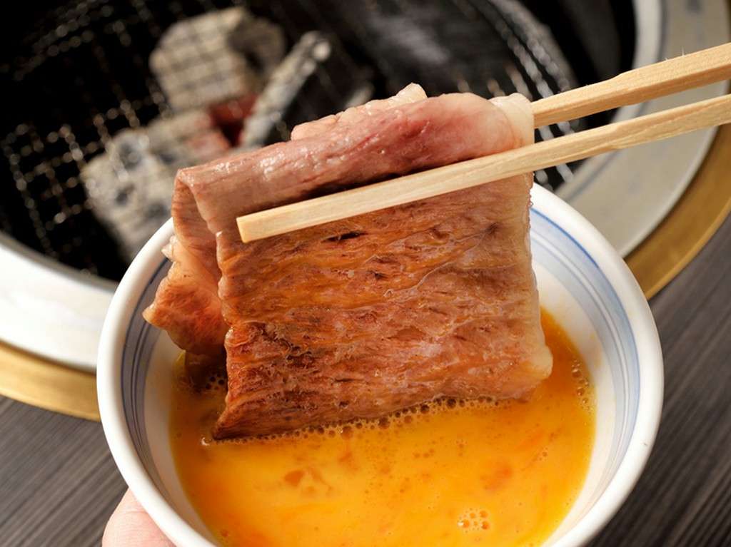 口の中でとろけるほどに柔らかい黒毛和牛ｘ名古屋コーチンの濃厚卵で食べる『月見焼きすきサーロイン』