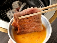 口の中でとろけるほどに柔らかい黒毛和牛x名古屋コーチンの濃厚卵で食べる『月見焼きすきサーロイン』