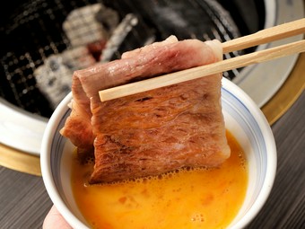 口の中でとろけるほどに柔らかい黒毛和牛ｘ名古屋コーチンの濃厚卵で食べる『月見焼きすきサーロイン』