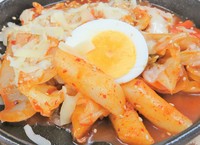 特性ピリ辛タレで炒めたお餅やお野菜を、まろやかなチーズと絡めてお召し上がりください。