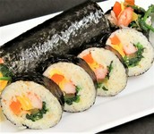 塩とごま油で味付けしたご飯に、自家製ナムル・にんじん・玉子などの具を入れた韓国海苔巻き。