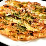 外はカリッと、中はモチッとした食感と香ばしい風味が 食欲をそそる「本物」の名物チヂミ。 