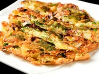 外はカリッと、中はモチッとした食感と香ばしい風味が 食欲をそそる「本物」の名物チヂミ。 