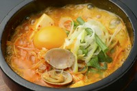 自家製牛骨辛味スープの深い味わいが絶品のヘルシー豆腐鍋。