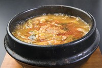 自家製牛骨辛味スープは、通をうならせる味わいです。