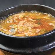 自家製牛骨辛味スープは、通をうならせる味わいです。