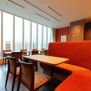 ランチやカフェに立ち寄りやすい、暖色系のオープンな空間