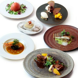 アミューズ・前菜2品・選べるメイン・デザートの全5品のコースです。
