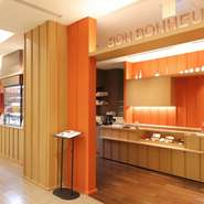 「銀座三越」の4階のフレンチカフェ【ボンボヌール】、美しいデセールとランチを楽しめるお店です。セバスチャン・ブイエ氏とのコラボレーションを堪能あれ、